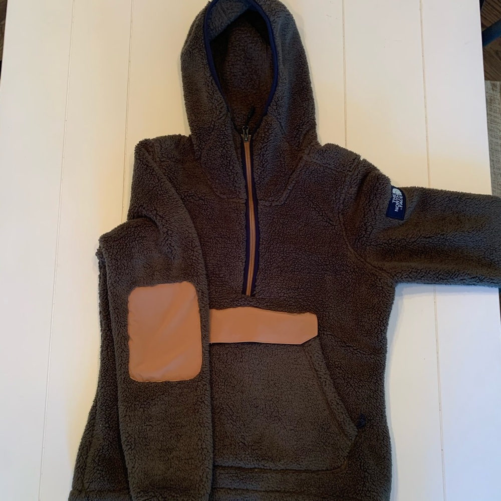 army green and brown north face pullover with hood